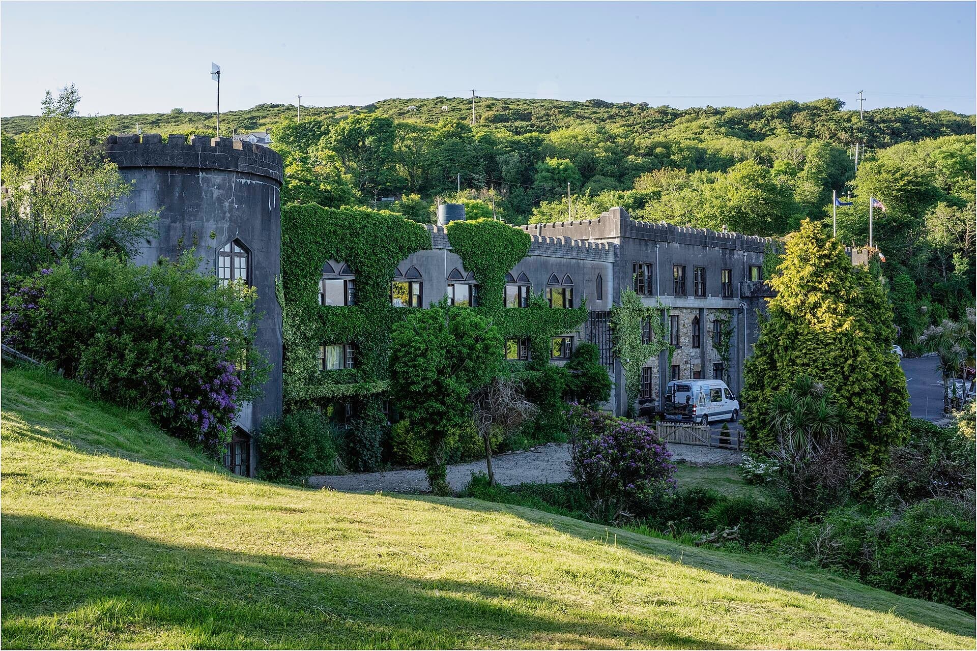 Photo: marneejill from Canada, CC BY-SA 2.0 Abbeyglen Castle Hotel in Clifden